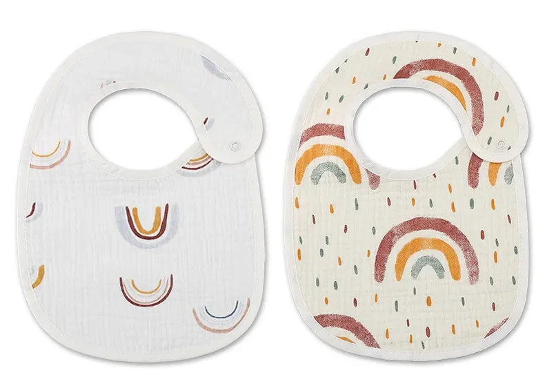 Deux bavoirs pour bébé avec fermetures à pression, confectionnés dans un design bandana élégant. L’un présente un simple motif d’arc-en-ciel, tandis que l’autre présente des arcs-en-ciel et des points colorés plus grands. Ces Bavoirs Motifs Bébé 2 Pièces BABY-PREMA sont parfaits pour garder votre tout-petit propre et sec.