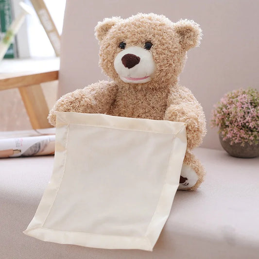 Un Doudou Ours en Peluche Chante "Peek-a-Boo" de BABY PREMA apparaît de manière ludique derrière un sac fourre-tout en toile unie, avec une touche de verdure et des tons pastel doux en arrière-plan qui évoquent une atmosphère cosy et chaleureuse.