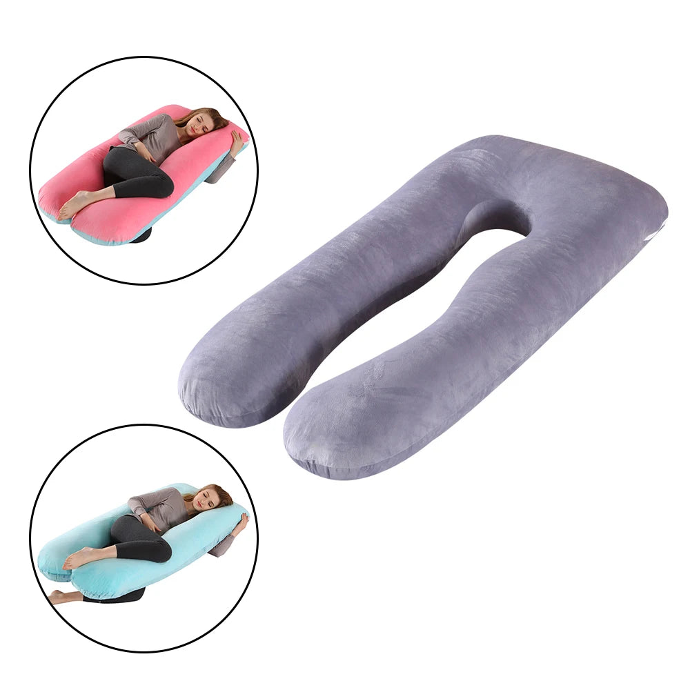 Un grand oreiller de maternité en forme de U gris est présenté. Ce Coussin Oreiller Femmes Enceinte BABY PREMA offre un soutien complet du corps, idéal pour les personnes enceintes. Dans deux images en médaillon plus petites, une femme est représentée allongée sur l'oreiller dans différentes positions, illustrant son utilisation pour son confort.