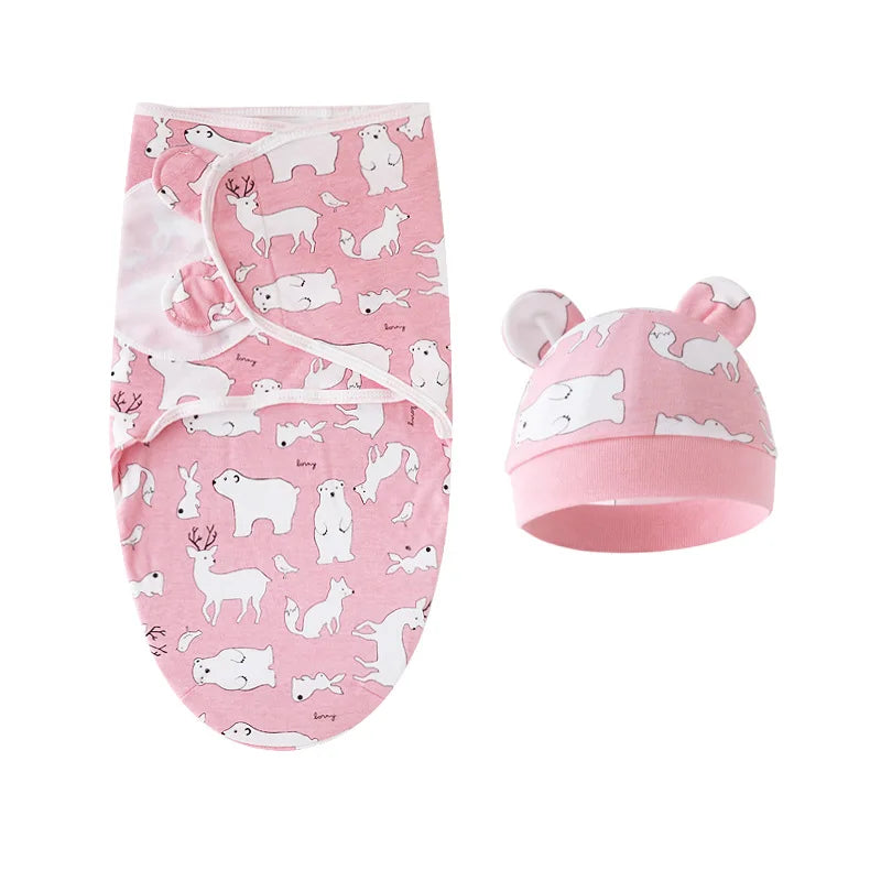 Un emmaillotage BABY PREMA rose douillet et un bonnet assorti avec un motif animalier blanc, parfaits pour garder un tout-petit bien au chaud.
