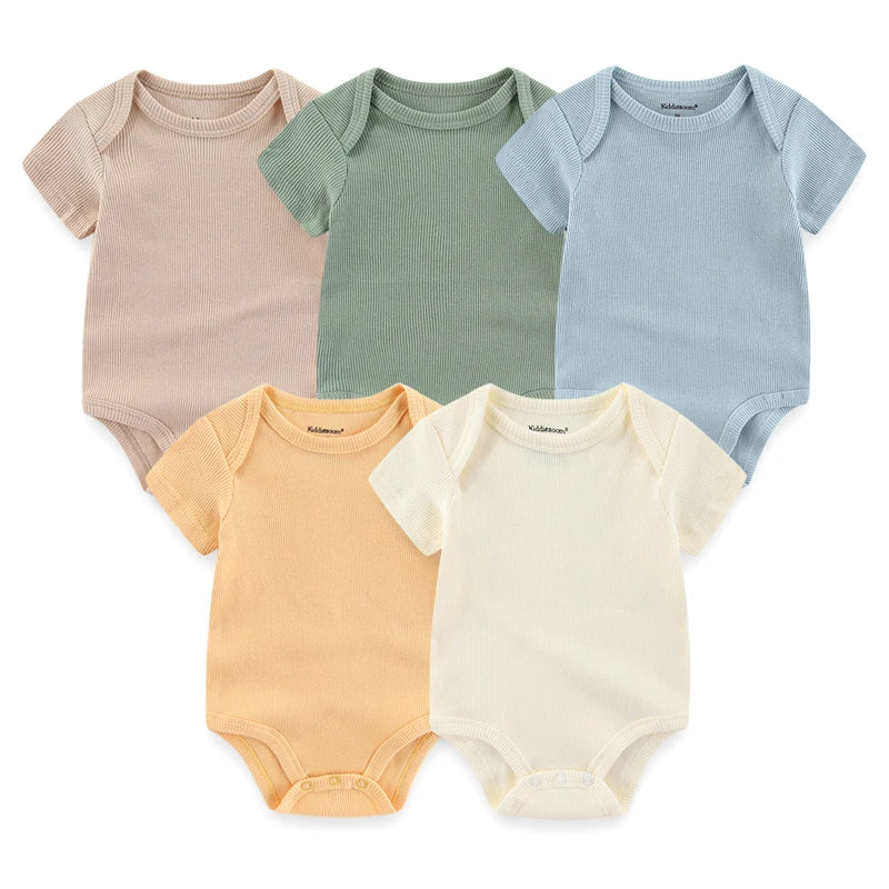 Five manches courtes Lot de 5 Bodys Coton | Agréables & Conforts de BABY PREMA aux couleurs pastel (beige, vert, bleu, orange et jaune) disposés en éventail. Ces combinaisons comportent des boutons à pression pour un habillage facile et offrent un confort optimal à votre tout-petit.