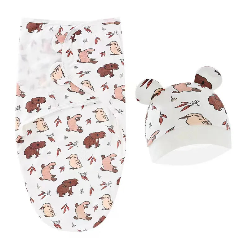 Adorable Couverture Emmaillotage Bébé - Ensemble Gigoteuse et chapeau avec un joli motif d'ours et de feuilles de BABY PREMA.