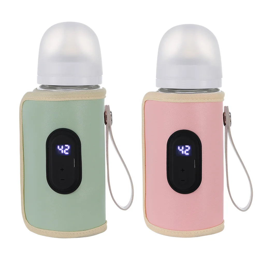 Deux Chauffe-Biberon Portable multifonction BABY-PREMA avec affichage numérique de la température, idéal comme chauffe-biberon pour bébé. Une bouteille est dans un support vert et l'autre dans un support rose, chacune comportant un panneau de commande noir avec une lecture de température de 42°C et des boutons de réglage plus/moins. Ces supports portables et multifonctions sont également livrés avec des dragonnes.