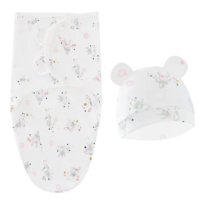 Un ensemble de puériculture pour bébé nécessaire, comprenant une Couverture Emmaillotage Bébé | Gigoteuse BABY PREMA et un chapeau avec un motif fantaisiste mettant en vedette des lapins