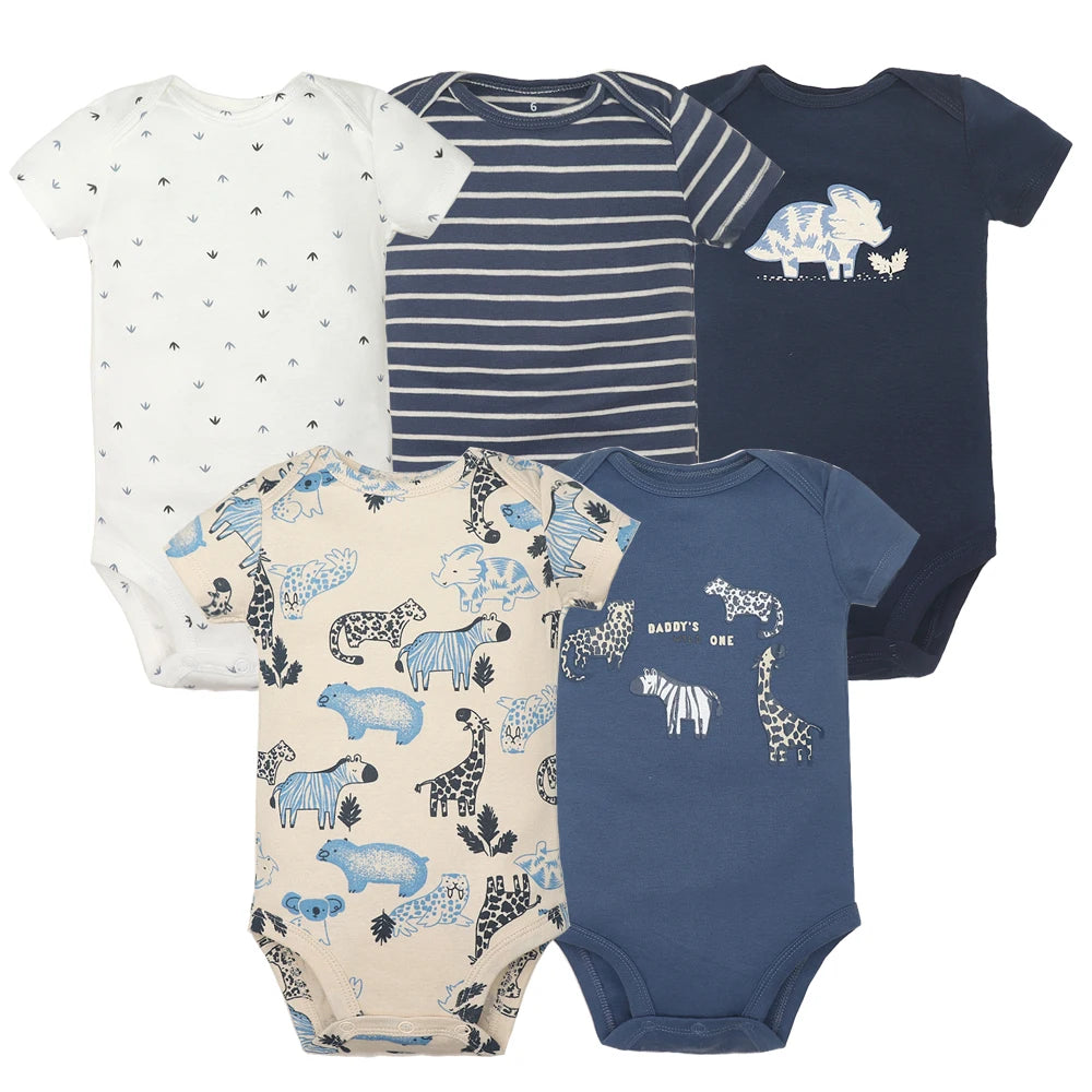 Cinq Lot de 5 Pièces Body 100% Coton Manches Courtes dans différents designs et couleurs, dont le blanc avec de petits imprimés, des rayures bleu marine et blanches, des animaux sur beige, du bleu marine avec un graphique animalier et du bleu foncé avec le texte "Daddy's One". Tous sont 100% coton avec manches courtes pour plus de confort. Nom de marque: BÉBÉ PREMA
