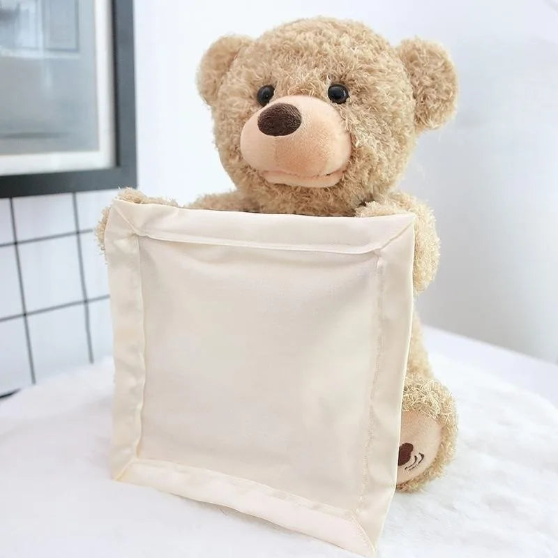 Un Doudou Ours en Peluche sortant de l'intérieur d'un sac en tissu léger beige, sur un fond blanc et minimaliste.