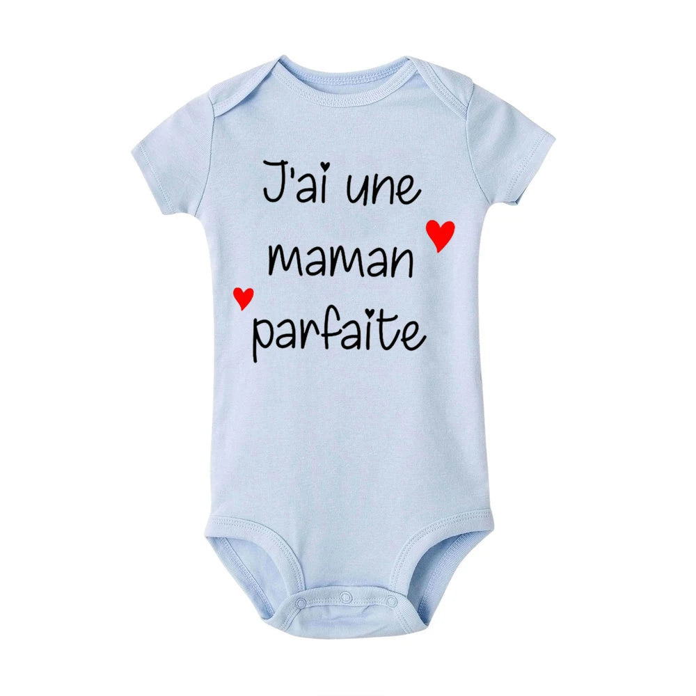 Un Body Bébé Coton Imprimé Préma bleu clair avec des manches courtes et un texte en français qui lit "J'ai une maman parfaite" avec deux cœurs rouges. Cette adorable pièce de la garde-robe enfant de la marque BABY-PREMA est traduite par "J'ai une maman parfaite.