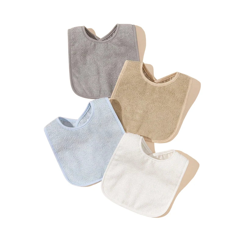 Quatre bavoirs pour bébé aux couleurs pastel – gris, beige, bleu clair et blanc cassé – sont soigneusement disposés sur un fond neutre. Fabriqué dans un tissu doux et texturé avec un design bandana simple, chaque BABY-PREMA Bavoirs Bébé Lot de 4 Pièces présente une forme arrondie et un tour de cou pratique pour un port facile.