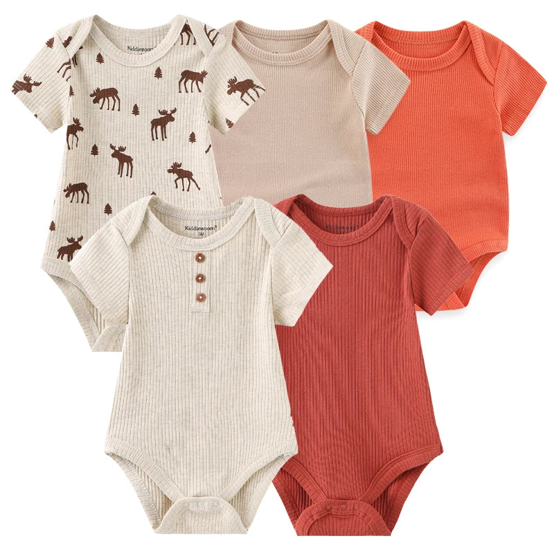 Five Lot de 5 Bodys Coton | Agréables & Conforts dans différents designs et couleurs (blanc à imprimé animalier, beige, orange, beige clair à boutons-pression et rouge foncé) disposés en rangée pour un confort optimal par BABY PREMA.