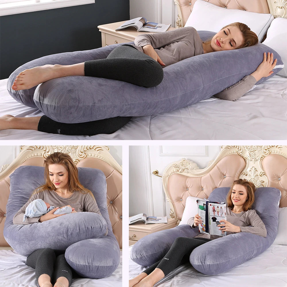Une femme démontre la fonctionnalité multi-usage d'un grand Coussin Oreiller Femmes Enceinte de BABY PREMA. L'image du haut la montre allongée sur un lit, serrant l'oreiller dans ses bras. L'image en bas à gauche la représente tenant un bébé tout en étant soutenue par le Coussin Oreiller Femmes Enceinte, et l'image en bas à droite la montre en train de lire un magazine.