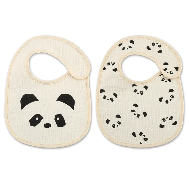 Deux bavoirs bébé aux motifs de pandas, l'un avec une grande tête de panda et l'autre avec plusieurs petites faces de panda sur fond blanc. Ces élégants Bavoirs Motifs Bébé 2 Pièces de BABY-PREMA comportent un bandana design et sont fabriqués à partir de coton doux et absorbant pour garder votre tout-petit au sec et à l'aise.