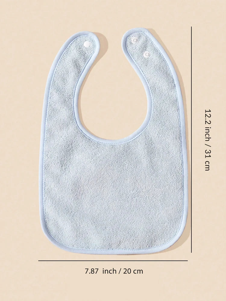 Un bavoir pour bébé gris clair avec un motif bandana est présenté avec ses dimensions. Il mesure 12,2 pouces (31 cm) de hauteur et 7,87 pouces (20 cm) de largeur. Le bavoir a une encolure arrondie avec des boutons-pression pour la fermeture, confectionné en tissu imperméable. Le fond est de couleur beige neutre. Ce produit spécifique fait partie de la collection Bavoirs Bébé Lot de 4 Pièces de BABY-PREMA.