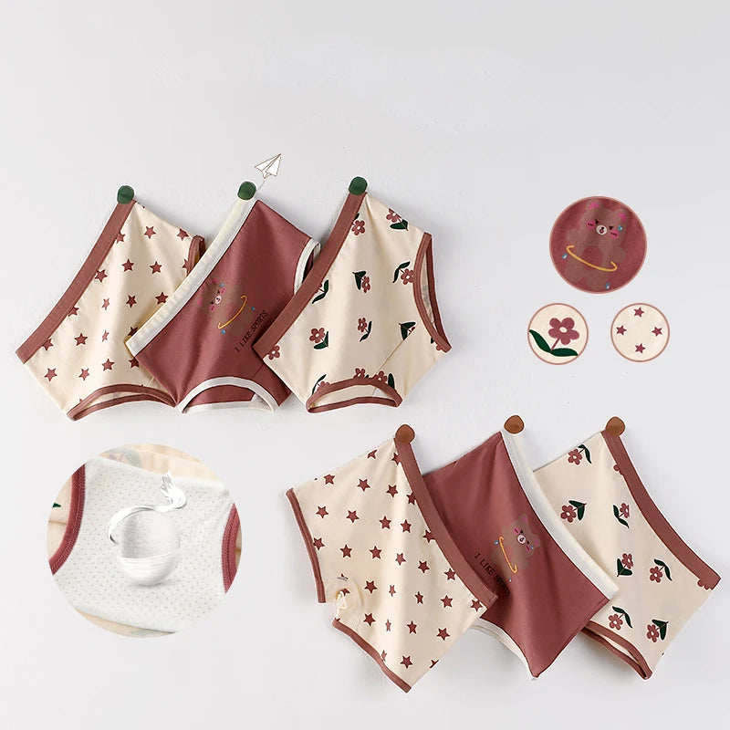 Un ensemble de cinq sous-vêtements pour enfants de couleur beige et marron, confectionnés en coton doux et présentant divers motifs dont des étoiles, des fleurs et des ours, affichés sur fond blanc.
Modifié:
Lot de 3 culottes pour enfants BABY PREMA de couleur beige et marron, confectionnées en coton doux et présentant divers motifs dont des étoiles, des fleurs et des ours, affichés sur fond blanc.