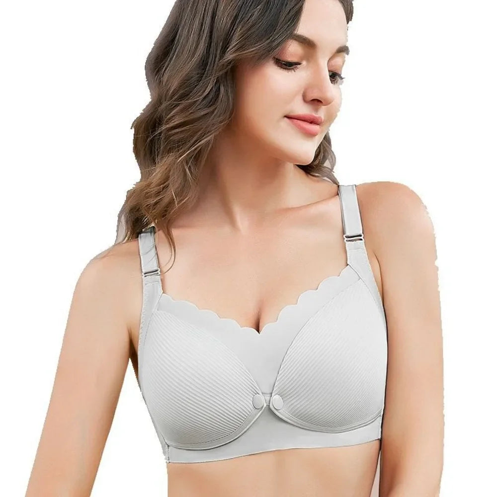 Une femme présentant un soutien-gorge d'allaitement Soutien de Grossesse & Allaitement gris confortable avec des bords festonnés et des bretelles réglables de BABY PREMA.