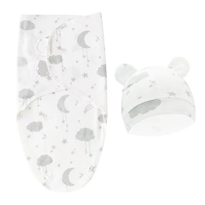 Un ensemble de nécessaires pour bébé comprenant une Couverture Emmaillotage Bébé et une Gigoteuse assorties de la marque BABY PREMA, avec un motif parapluie et nuage en blanc.