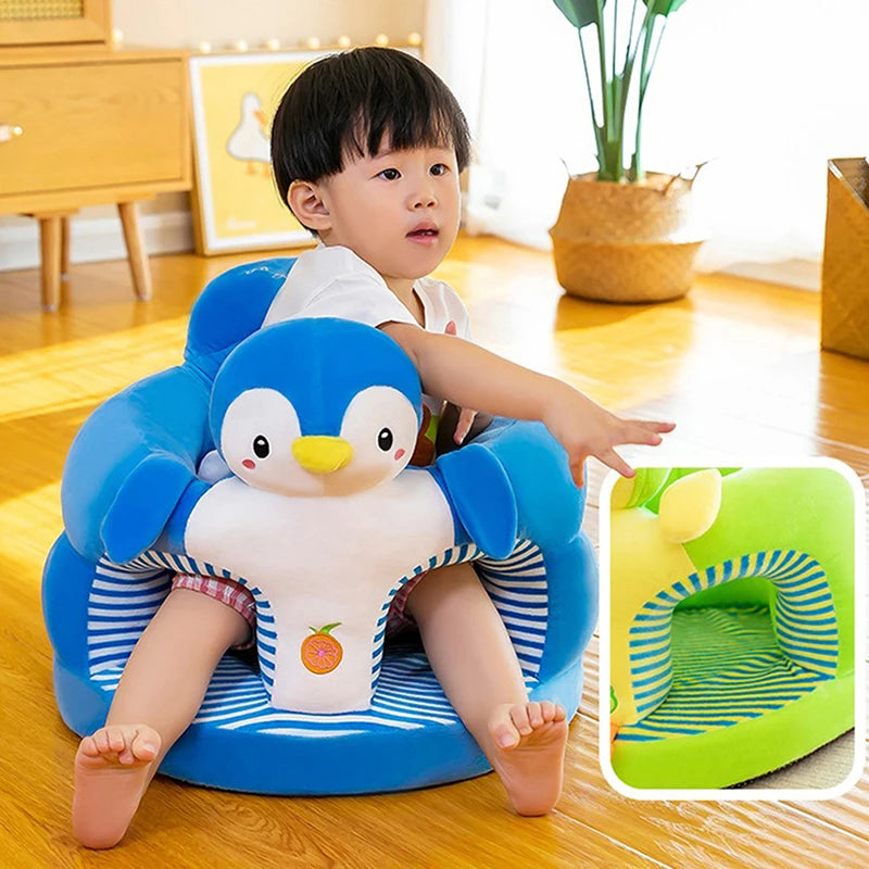 Un jeune enfant est assis dans un Siège Bébé Figurine Amusante sur le thème des pingouins bleu et blanc de BABY PREMA, mettant en valeur son charmant design de dessin animé. L'enfant regarde sur le côté tandis que ses mains reposent sur les accoudoirs du siège. Une petite photo dans le coin montre un gros plan de l'intérieur rayé. L'arrière-plan affiche une plante et des meubles.