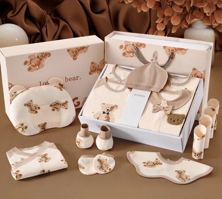 Le Coffret Naissance Coton | Nouveau-nés Douceur Assurée par BABY PREMA propose une ravissante collection de vêtements et d'accessoires pour bébé sur le charmant thème de l'ours. L'ensemble comprend des combinaisons, des bavoirs, des chapeaux, des bottines et des mitaines, tous fabriqués en coton doux et respirant. Ce kit complet de vêtements pour nouveau-nés comprend 20 à 26 pièces essentielles dans des tons neutres ornés d'adorables illustrations d'ours.