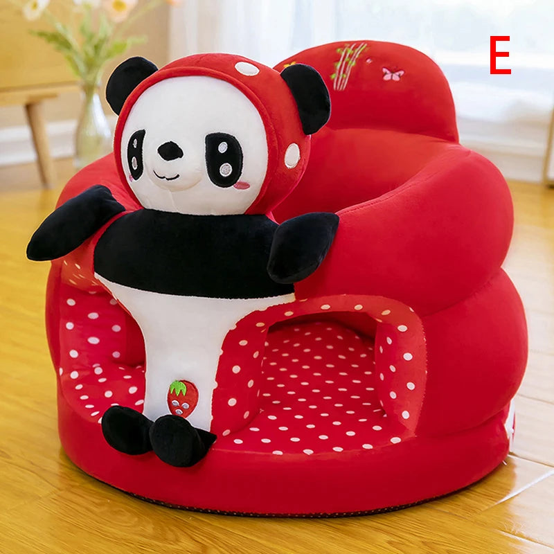 Une chaise pour enfant en peluche rouge avec un motif à pois présente une figure de panda en peluche dans le dossier, offrant un support confortable de canapé pour bébé. Placé sur un plancher en bois avec une plante en arrière-plan, son design de dessin animé ajoute à l'option d'assise ludique, désormais disponible sous le nom de Siège Bébé Figurine Amusante de BABY PREMA.