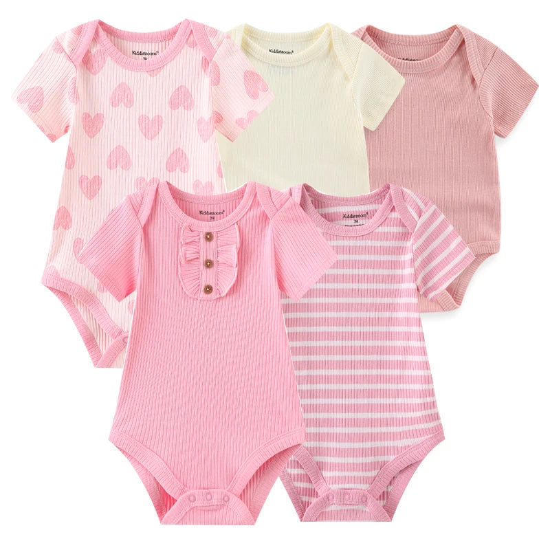 Five Lot de 5 Bodys Coton | Agréables & Conforts dans différentes nuances de rose et crème, chacun avec des motifs différents : coeurs, uni, rayures, et un avec devant volanté et boutons-pression pour un confort optimal par BABY PREMA.