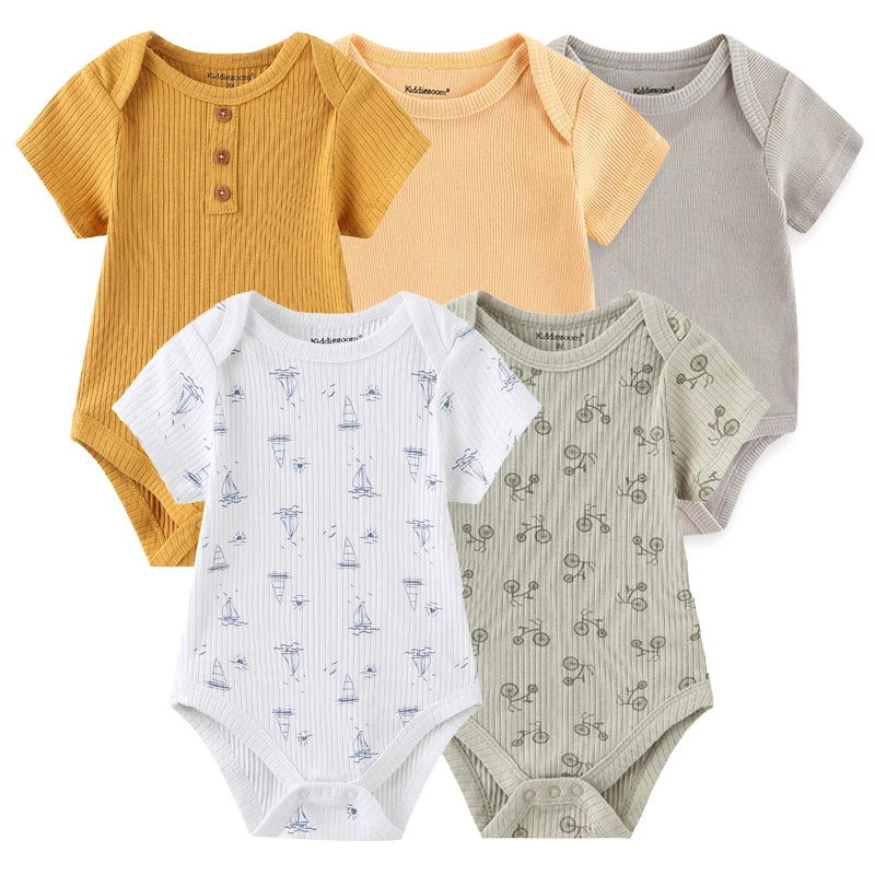 Cinq grenouillères en coton de différentes couleurs et motifs, dont moutarde, pêche, gris, blanc avec des voiliers et vert clair avec un motif floral. Chacun est doté de boutons à pression pour un habillage facile et offre un confort optimal à votre tout-petit. Ils sont disposés dans un charmant présentoir en forme d’éventail.
Produit : Lot de 5 Bodys Coton | Agréables & Confort
Marque : BABY PREMA