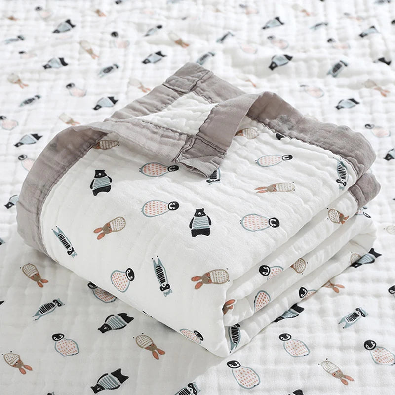 Une couverture de bain bébé douillette de la marque BABY PREMA avec un motif mignon d'abeilles et de ruches sur un fond joliment matelassé, invitant à un