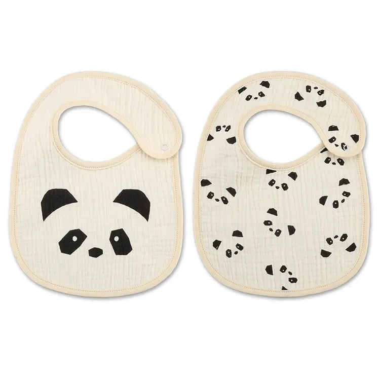 Deux bavoirs bébé aux charmants motifs sur le thème du panda. Le bavoir de gauche présente un grand visage de panda, tandis que le bavoir de droite comporte plusieurs petits visages de panda dispersés. Les deux sont de couleur claire avec des illustrations noires, fabriqués à partir de coton de haute qualité pour plus de confort. Ces Bavoirs Motifs Bébé 2 Pièces de BABY-PREMA ajoutent à la fois style et praticité à l'heure du repas.