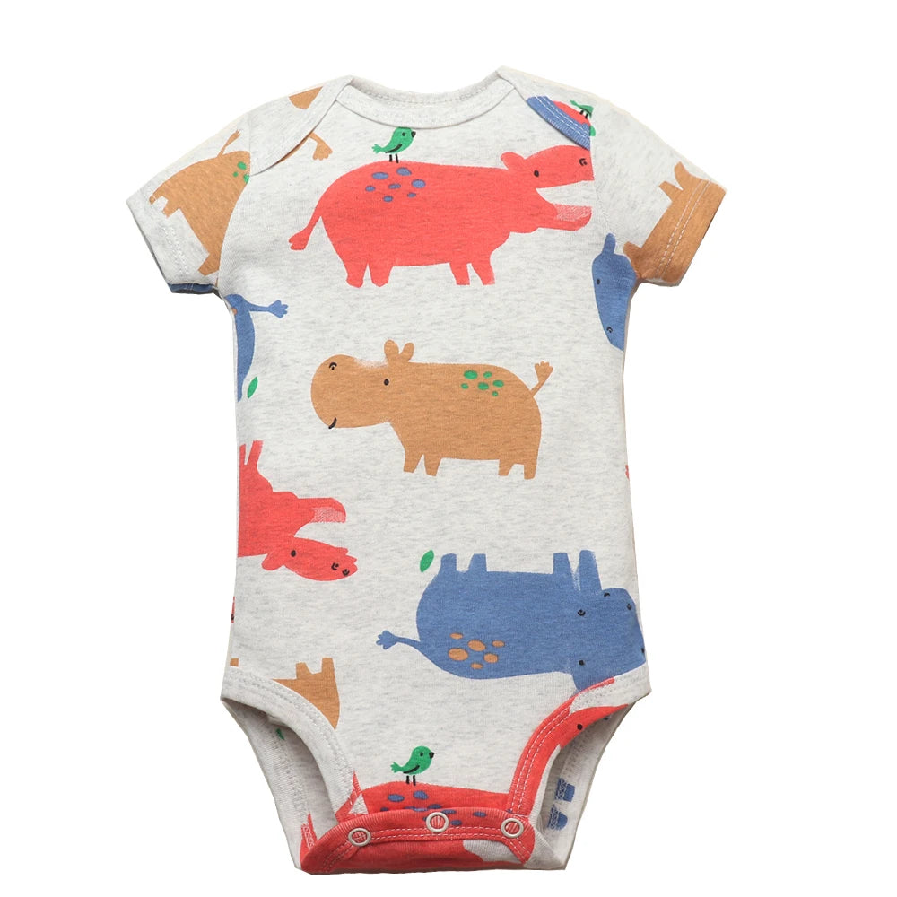 A Lot de 5 Pièces Body 100% Coton Manches Courtes de BABY PREMA en 100% coton avec un imprimé d'hippopotames colorés et de petits oiseaux sur fond gris clair. La combinaison a des boutons-pression en bas pour faciliter le changement des couches.