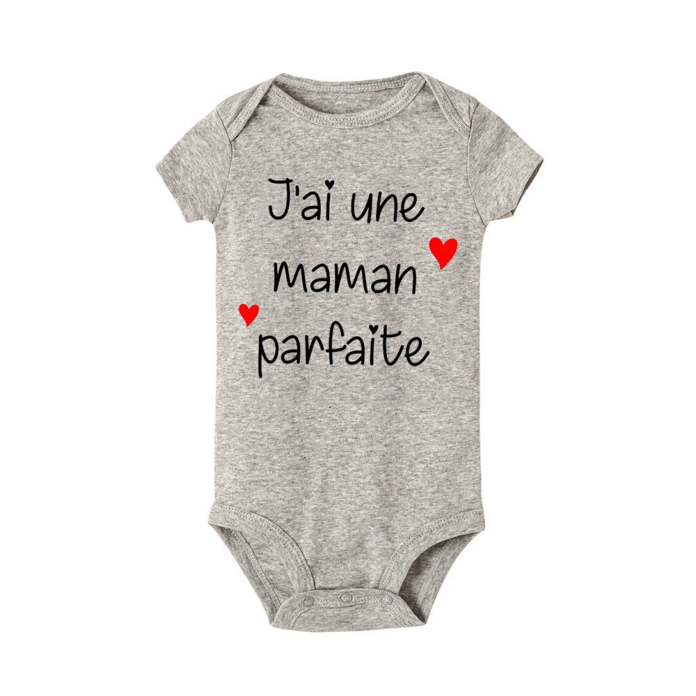 Un Body Bébé Coton Imprimé Préma gris, parfait pour tout enfant garde-robe, avec des manches courtes et un texte français noir qui dit "J'ai une maman parfaite" orné de deux petits coeurs rouges, un entre "une" et "maman", et l'autre entre "maman" et "parfaite".