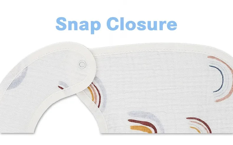 Un bavoir pour bébé blanc avec des arcs-en-ciel, doté d'un bandana au design élégant et fabriqué à partir de bavoirs en coton doux, Bavoirs Motifs Bébé 2 Pièces de BABY-PREMA.