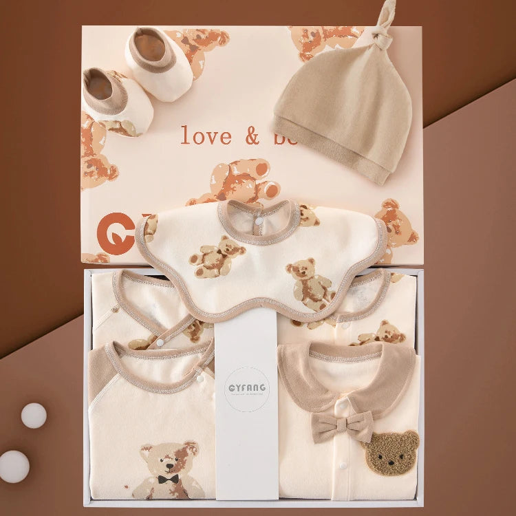 Le Coffret Naissance Coton de BABY PREMA | Nouveau-nés Douceur Assurée est un coffret cadeau pour bébé délicatement organisé qui comprend un chapeau, des chaussures, un bavoir et des vêtements ornés de motifs d'ours en peluche. Il est joliment présenté dans une boîte avec le texte « love & be ». Ce kit complet de vêtements pour nouveau-nés propose 20 à 26 pièces essentielles.