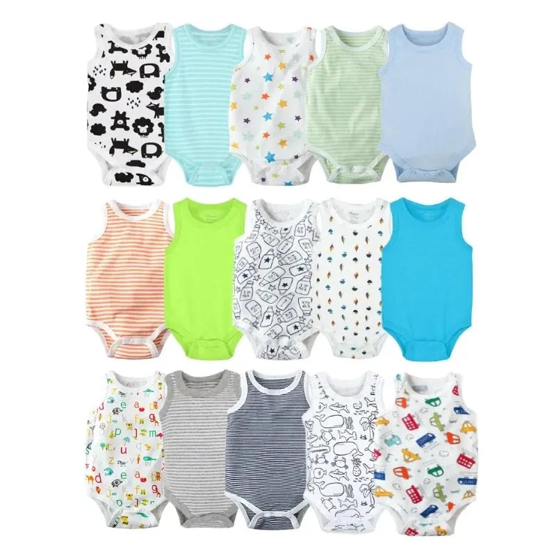 Une collection de 15 Pack Cadeau 3 Bodies Bébé d'été de BABY PREMA disposés sur trois rangées. Les combinaisons présentent divers motifs et couleurs, notamment des rayures, des couleurs unies et des motifs avec des animaux, des étoiles, des véhicules et des lettres de l'alphabet. Ils ont des modèles sans manches et conviennent aux nourrissons.