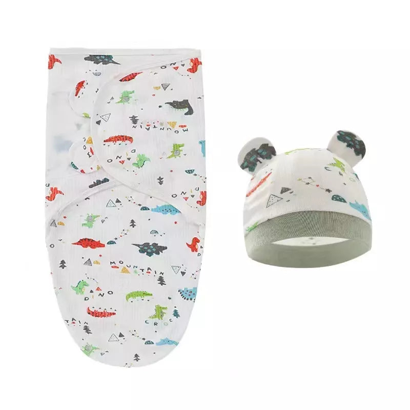 Un Couverture Emmaillotage Bébé | Gigoteuse comprenant un lange et un bonnet assorti pour bébé avec un motif imprimé de dinosaures colorés de la marque BABY PREMA.
