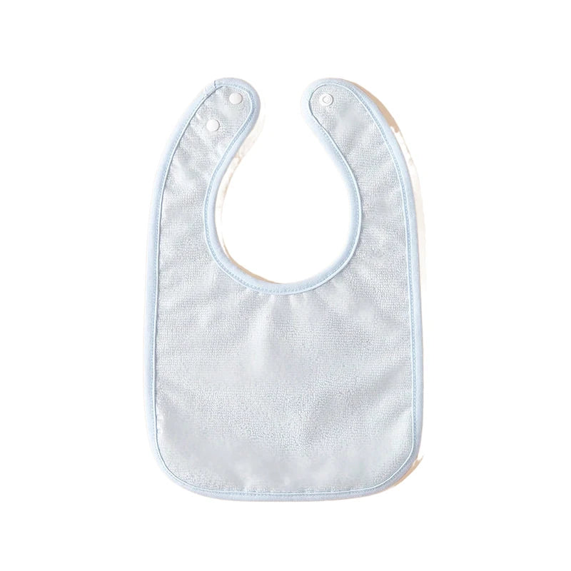 Bavoir bébé avec une encolure en U et deux boutons-pression pour la fermeture, le BABY-PREMA Bavoirs Bébé Lot de 4 Pièces présente un design blanc uni avec une bordure bleu clair sur les bords.
