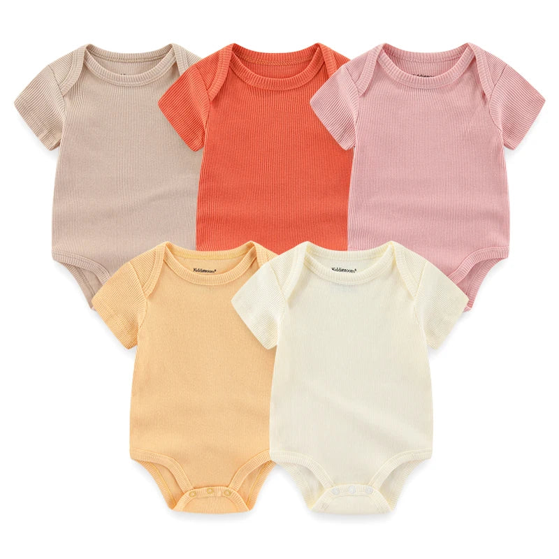 Cinq combinaisons à manches courtes pour bébé aux couleurs neutres, orange, rose, jaune et crème, dotées de boutons à pression pour un changement facile, sont présentées sur un fond blanc. Ce sont les Lot de 5 Bodys Coton | Agréables & Conforts par BABY PREMA.