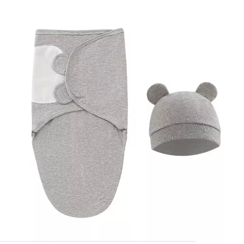 Ensemble bébé deux pièces gris comprenant une Couverture Emmaillotage Bébé et un bonnet oreilles d'ours, un accessoire bébé indispensable de BABY PREMA.