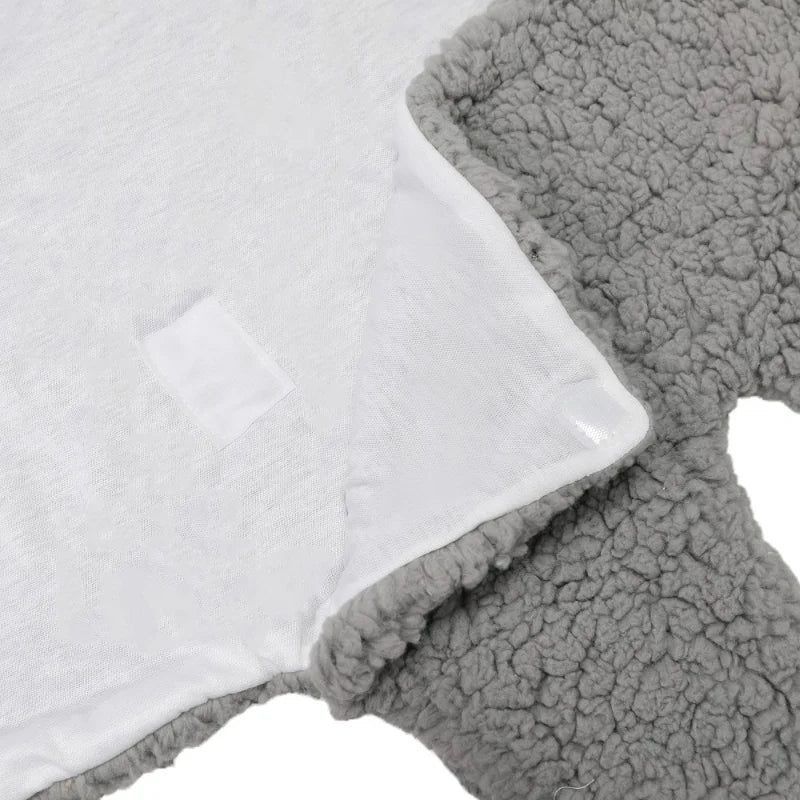 Image en gros plan d'une couverture pour bébé Couverture Cocoon Nid d'Ange bébé double face, un côté en tissu doux, blanc et lisse, et l'autre en tissu sherpa douillet, gris et texturé de BABY PREMA.