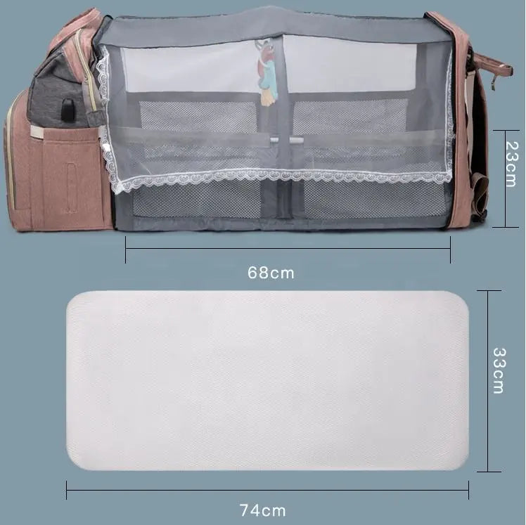 Un berceau Sac à Langer 3 en 1 Pour Maman & Bébé compact et portable avec des côtés en maille pour la visibilité et la respirabilité affichés avec ses dimensions : longueur 68 cm x hauteur 43 cm et un matelas séparé de dimensions 74 cm de BABY-PREMA.