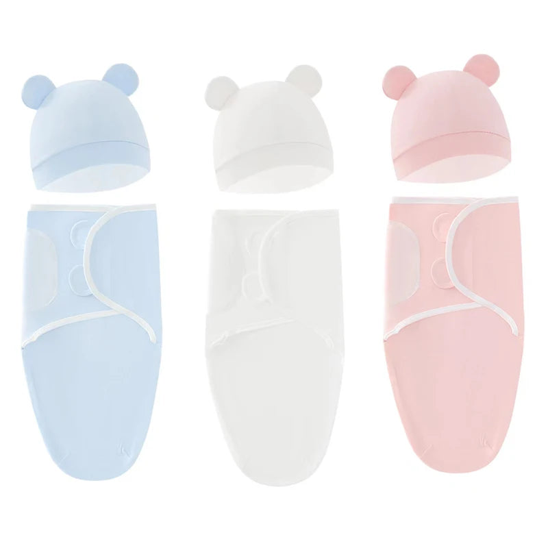 Un ensemble de trois couvertures Emmaillotage Bébé | Gigoteuse BABY PREMA aux couleurs pastel avec d'adorables capuchons à oreilles d'ours, en bleu, blanc et rose.