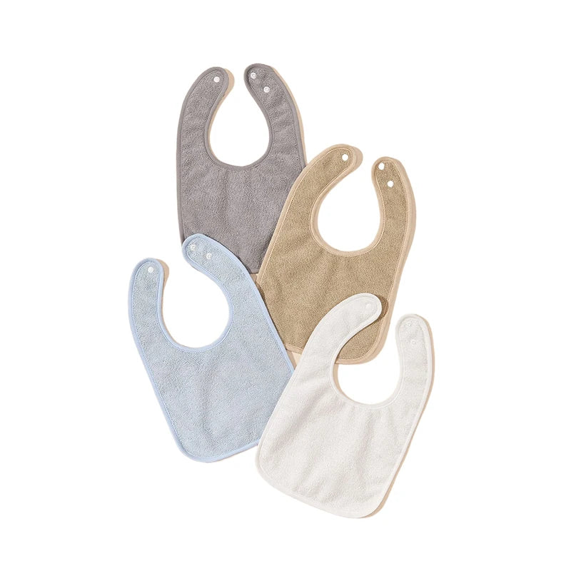 Quatre bavoirs pour bébé sont disposés en éventail. Les BABY-PREMA Bavoirs Bébé Lot de 4 Pièces se déclinent en différentes couleurs : gris, beige, bleu clair et blanc. Chaque bavoir présente un design simple et classique avec une forme arrondie et des fermetures à boutons-pression au niveau du cou, parfaits pour garder les tout-petits propres et élégants.