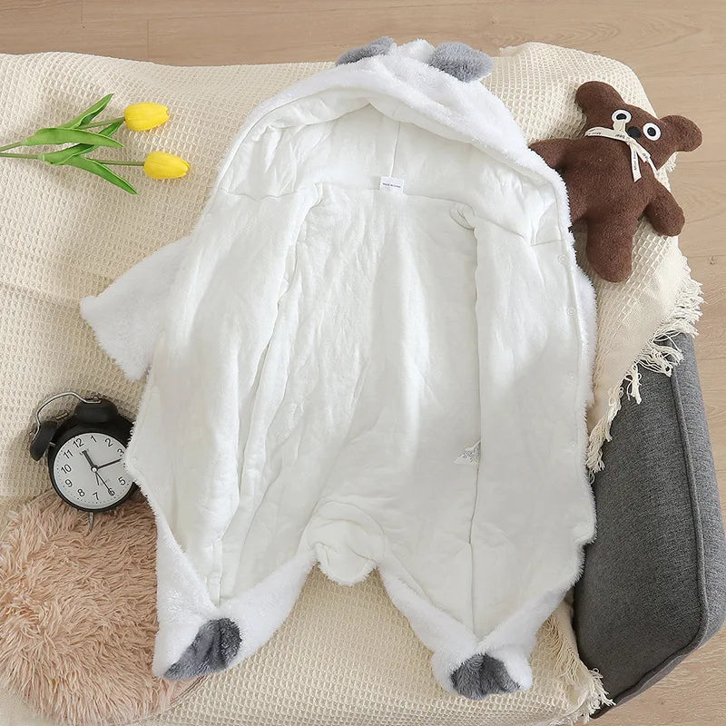 Barboteuse blanche de bébé, ouverte