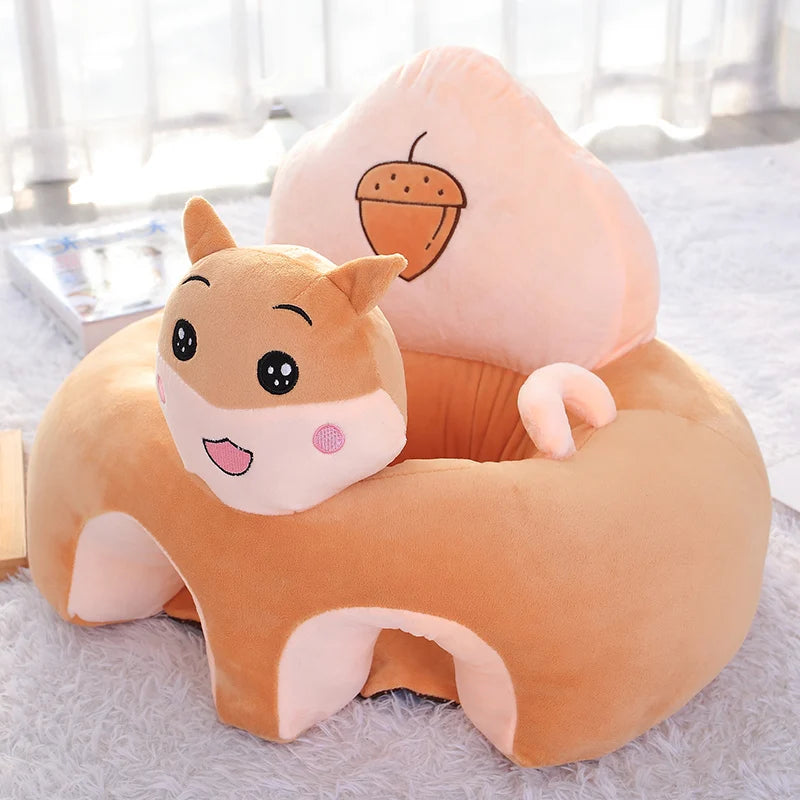 Un joli siège en peluche conçu pour ressembler à un joyeux renard orange tenant un oreiller amovible en forme de carotte, parfait pour ajouter une touche fantaisiste au Siège Apprentissage Position Assise Bébé de BABY PREMA dans la chambre ou l'aire de jeu de Mon bébé.