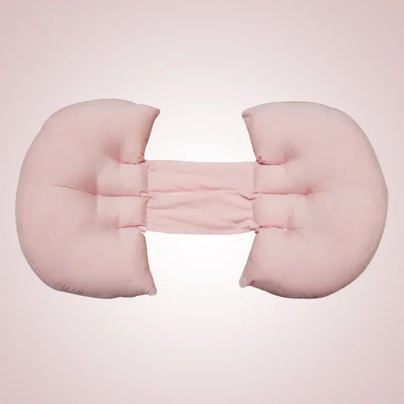 Un coussin de grossesse ergonomique rose en forme de U avec deux grandes sections rembourrées reliées par une étroite bande de tissu au milieu, formant une forme en « H ». Cet Oreiller de Grossesse en Coton de BABY PREMA est conçu pour offrir confort et soutien aux femmes enceintes.