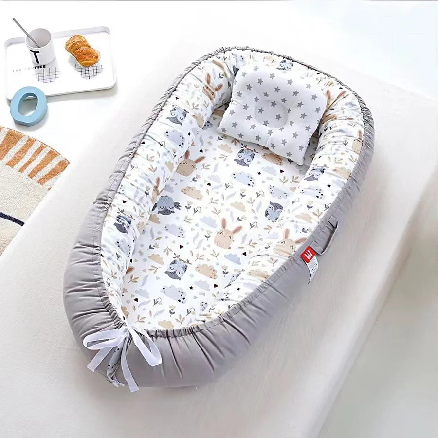 Un Nid de Cocoon portable Lit de Bébé confortable pour les bébés prématurés avec des motifs étoilés et des imprimés d'animaux de la forêt, sur un fond blanc épuré complété par un décor serein. (NOM DE MARQUE : BÉBÉ-PREMA)