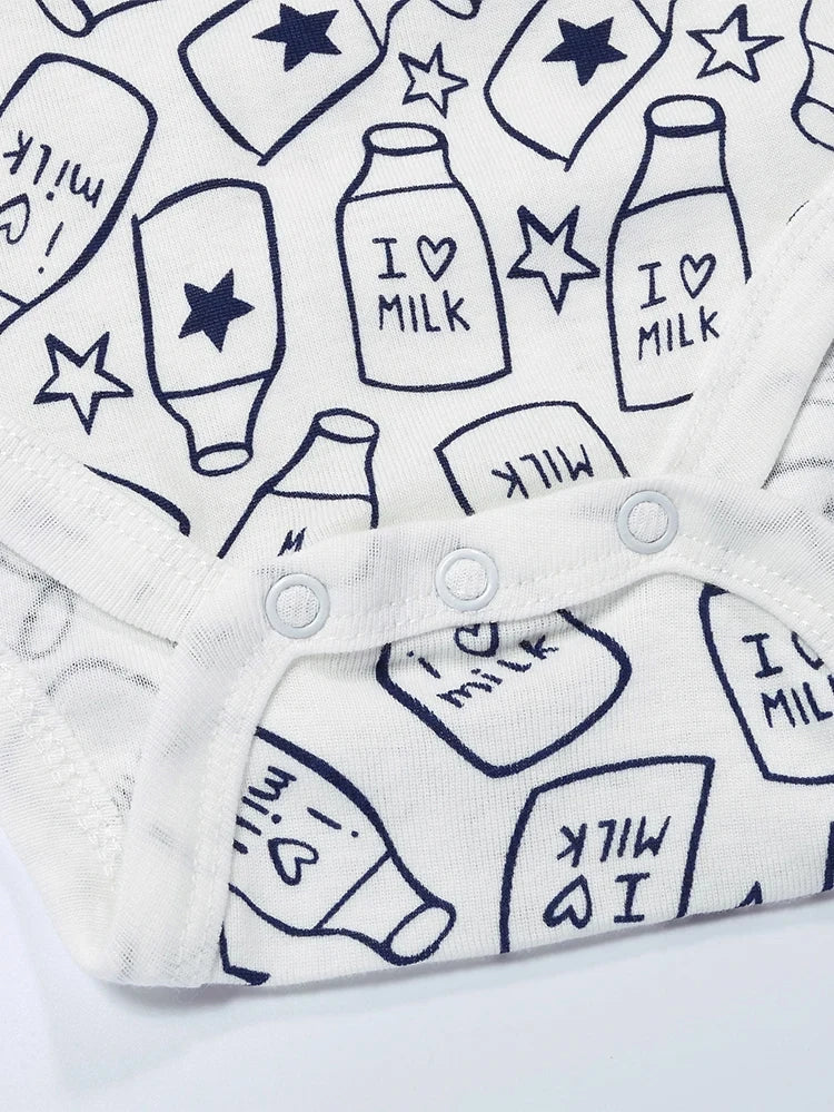 Un gros plan d'une combinaison blanche pour bébé, ou « bodys d'été pour bébé », présentant un motif de bouteilles de lait et d'étoiles. Les bouteilles de lait portent l'inscription « I ♥ Milk » en bleu marine. Le bas de la combinaison est doté de boutons-pression blancs pour une fermeture facile, ce qui en fait un accessoire parfait pour les enfants. Cela fait partie du Pack Cadeau 3 Bodies Bébé d'été de BABY PREMA.