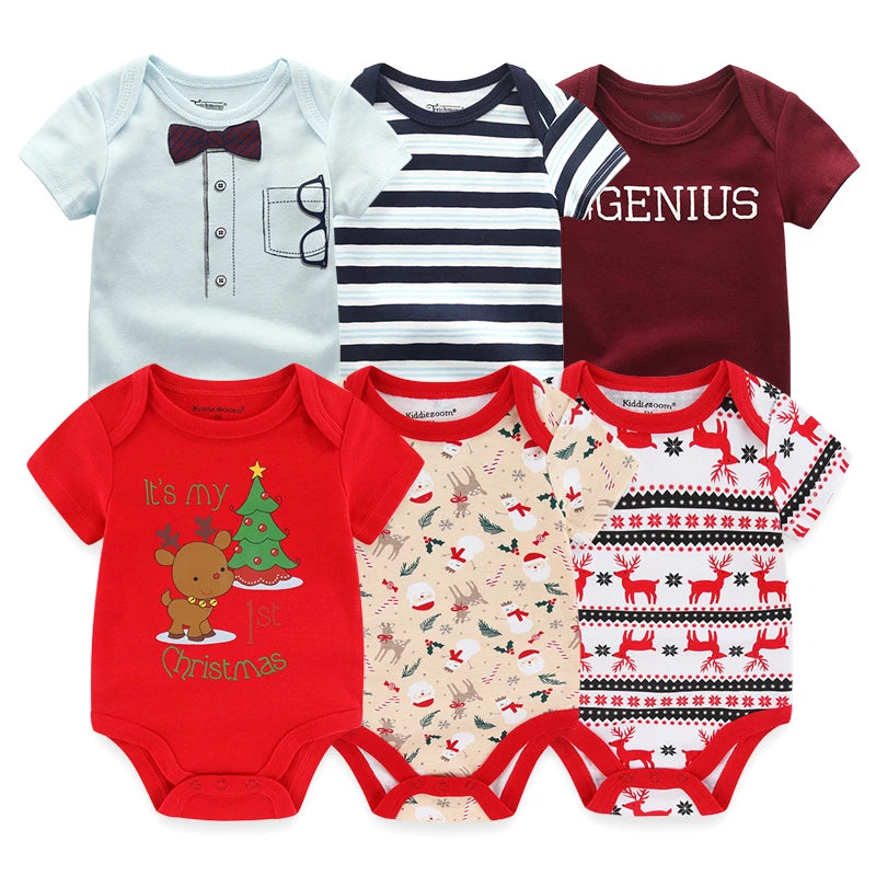 Six grenouillères pour bébé en coton doux et respirant sont disposées sur deux rangées. Les motifs comprennent une chemise et un nœud papillon, des rayures bleu marine, un texte « GÉNIE », un texte « C'est mon 1er Noël », des animaux de dessins animés et un imprimé sur le thème de Noël avec des rennes. Parfait pour la première garde-robe de votre bébé composée de bodys élégants en coton à manches courtes.
Présentation du Lot 6 Body Coton Bébé Manches Courtes de BABY PREMA.