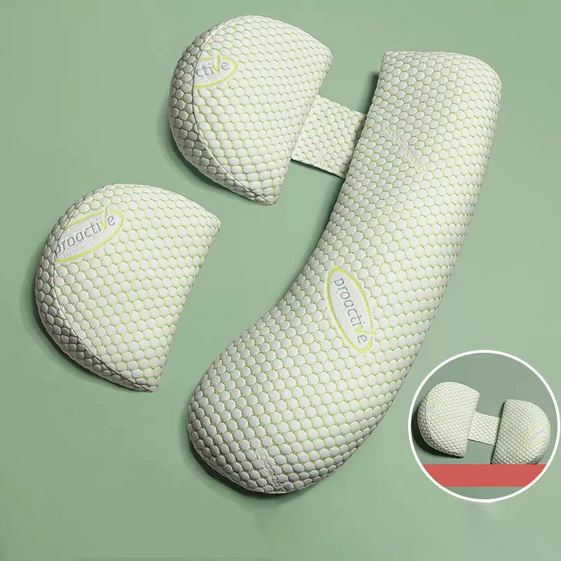 Image d’un oreiller ergonomique blanc en plusieurs pièces sur un fond vert clair. Les Coussins Oreillers de Grossesse de BABY PREMA comprennent un oreiller incurvé et deux petites pièces détachables, toutes avec un motif hexagonal et l'étiquette « proactive ». Un encart montre l'ensemble d'oreillers assemblés sur un lit pour un confort et un soutien optimal.