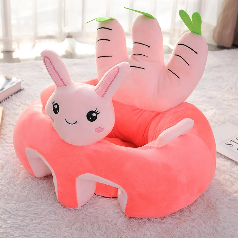 Un lapin en peluche rose assis confortablement au milieu d'un Siège Apprentissage Position Assise Bébé en forme de peau de banane, avec de jolis personnages de bananes souriants ornant le dessus. Cet ensemble léger est parfait pour mon BABY PREMA.