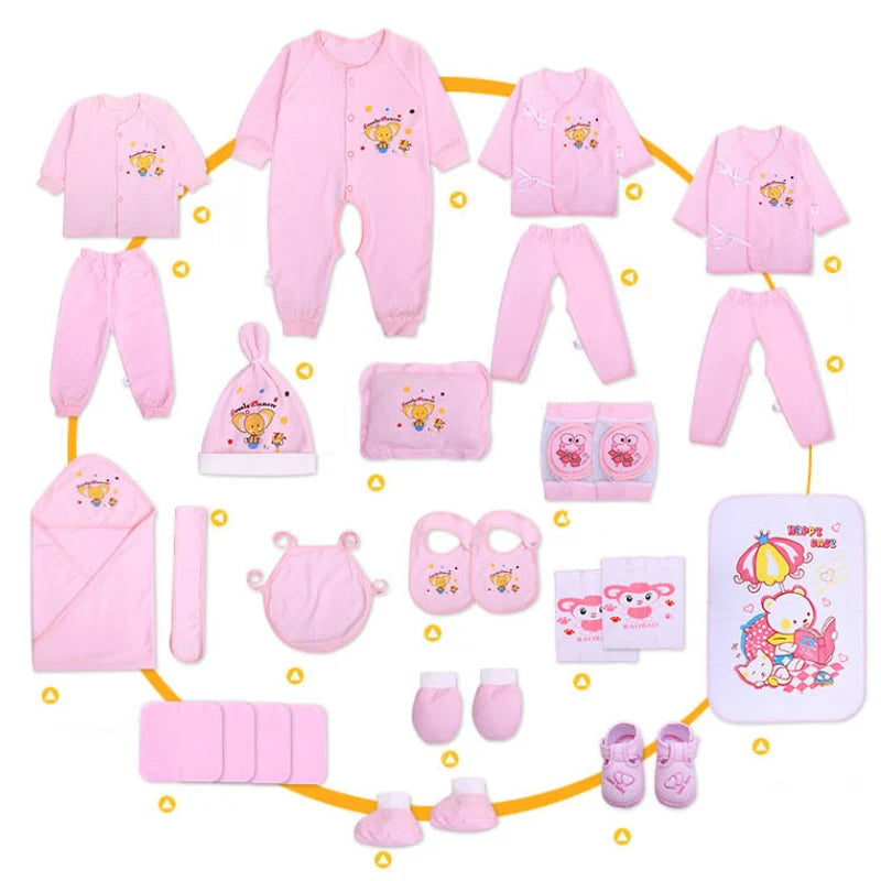 Découvrez le Coffret Naissance Coton | Nouveau-nés Douceur Assurée de la marque BABY PREMA, présentant un kit complet de vêtements pour nouveau-nés avec 21 articles et accessoires pour bébé en rose. Ce coffret comprend des body, pantalons, gants, bonnets, bavoirs, chaussettes, une couverture et un matelas à langer. Ces essentiels sont confectionnés en coton doux et respirant et disposés dans un charmant motif circulaire.