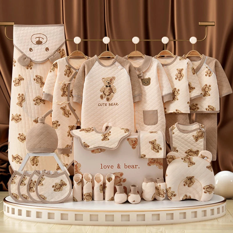 Le BABY PREMA Coffret Naissance Coton | Nouveau-nés Douceur Assurée est une collection de vêtements et d'accessoires pour bébé sur le thème de l'ours, présentés sur support et plateforme. Ce kit complet de vêtements pour nouveau-nés comprend 20 à 26 pièces essentielles comme des combinaisons, des bavoirs, des mitaines, des chaussures et d'autres essentiels dans les tons beige et beige.