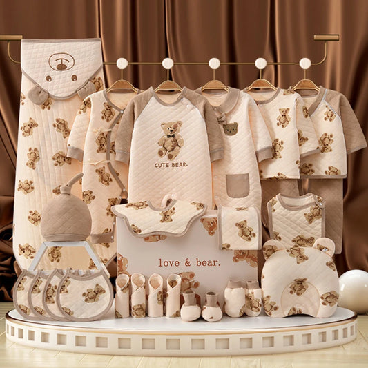 Le BABY PREMA Coffret Naissance Coton | Nouveau-nés Douceur Assurée est une collection de vêtements et d'accessoires pour bébé sur le thème de l'ours, présentés sur support et plateforme. Ce kit complet de vêtements pour nouveau-nés comprend 20 à 26 pièces essentielles comme des combinaisons, des bavoirs, des mitaines, des chaussures et d'autres essentiels dans les tons beige et beige.
